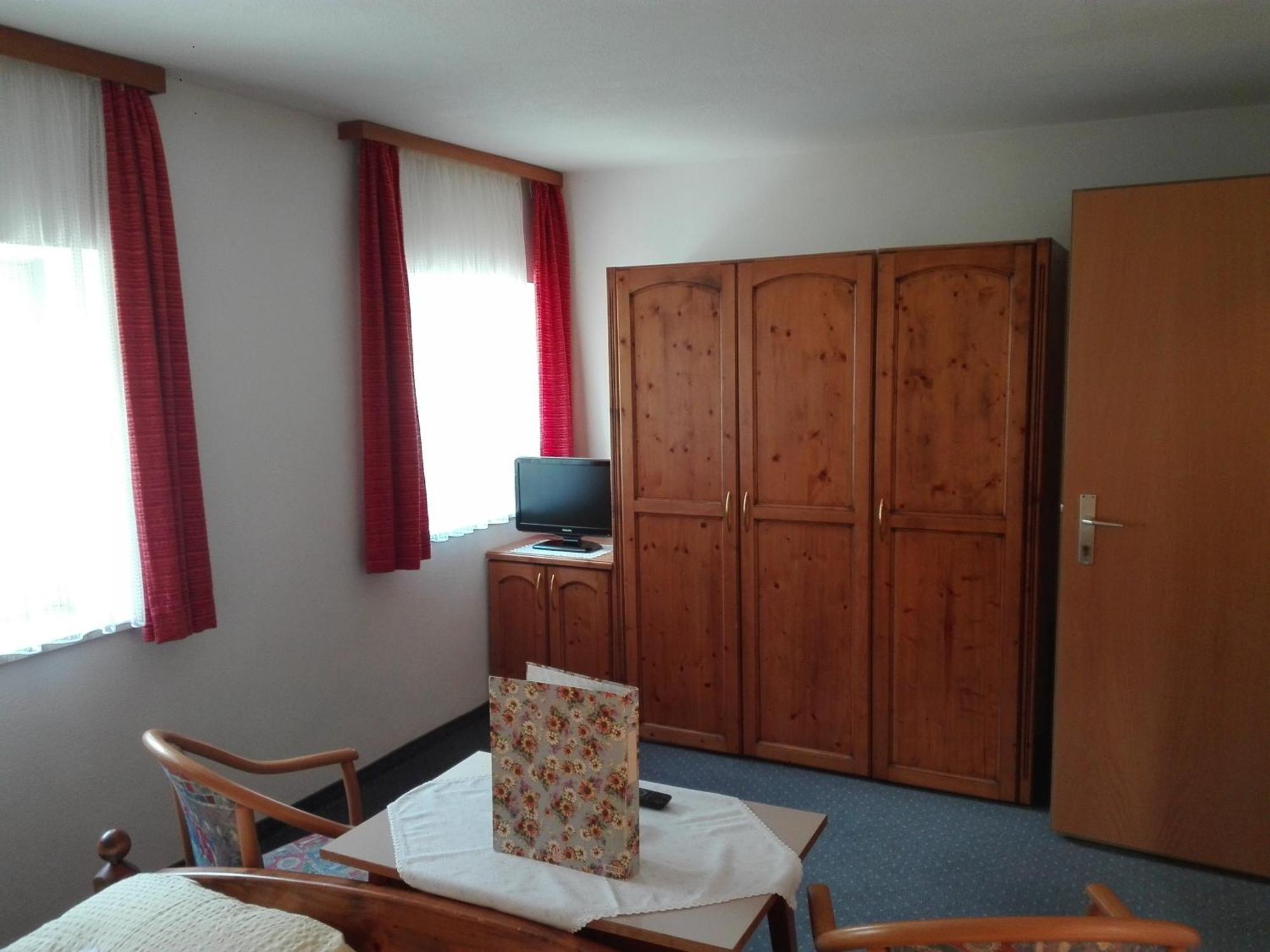 Hotel Haselried Tirolo Exteriör bild